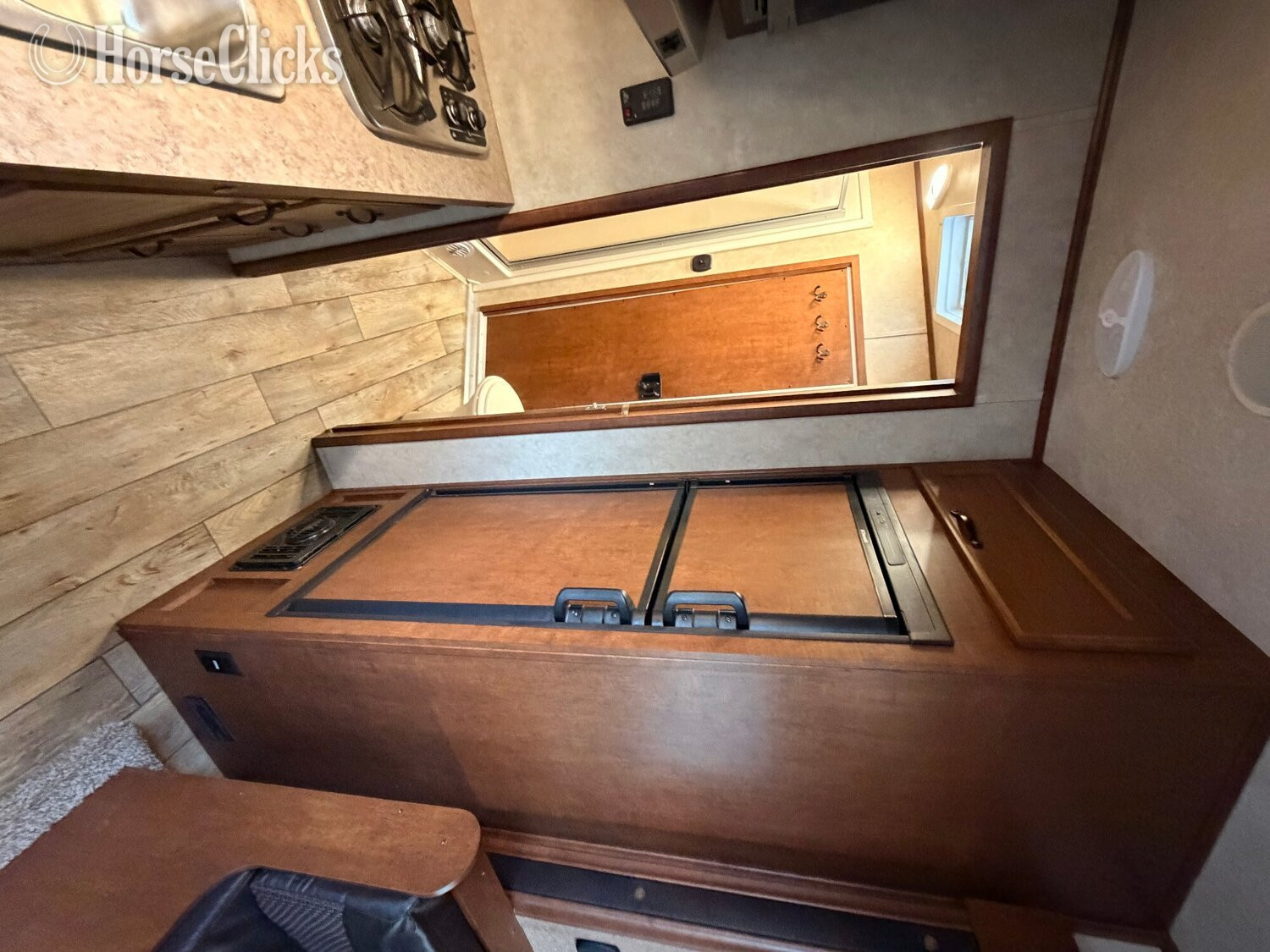 2017 Bison Coach 4HS Gooseneck Horse Trailer - Horse Trailers in Ohio