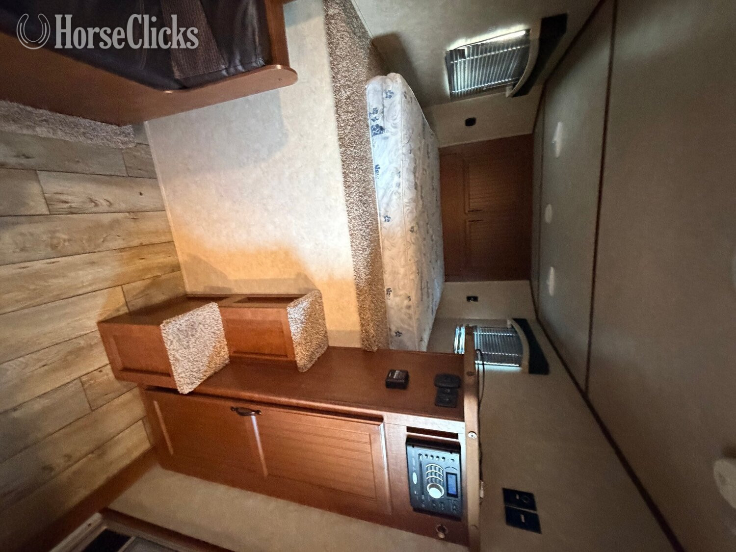 Horse Trailers - 2017 Bison Coach 4HS Gooseneck Horse Trailer in Ohio