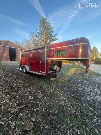 1990 Trail Magic P Gooseneck Horse Trailer