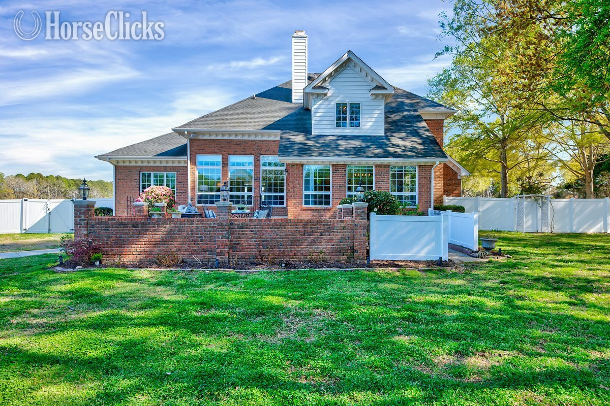8 Acres, 6 Stall Horse Barn, 3 Pastures, Pool, 2000 sq ft garage/pool house - Houses
