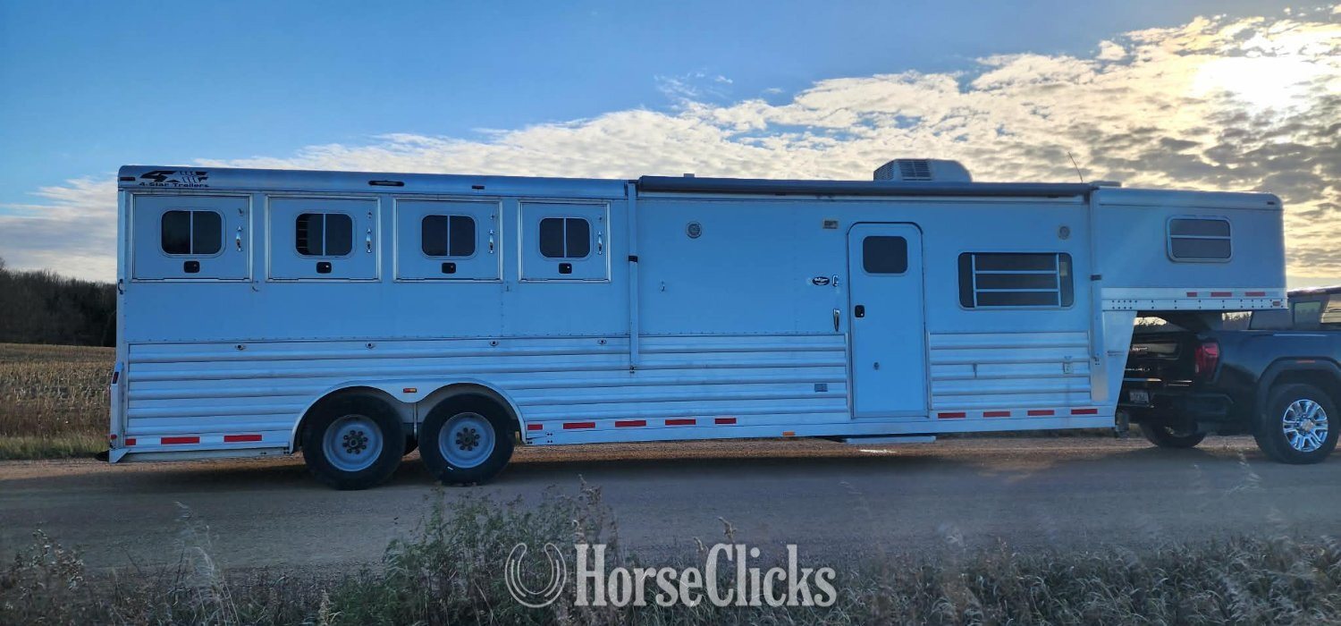 2007 4-Star Trailers Gooseneck Horse Trailer in Wisconsin