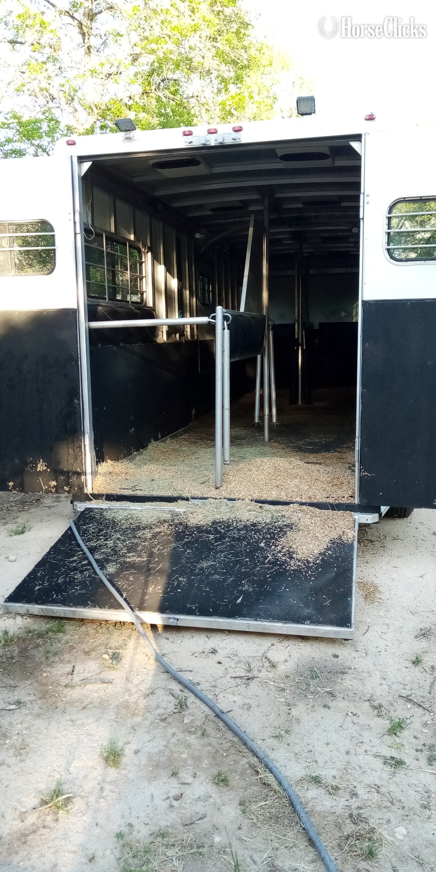2003 Sundowner Trailers  Gooseneck Horse Trailer