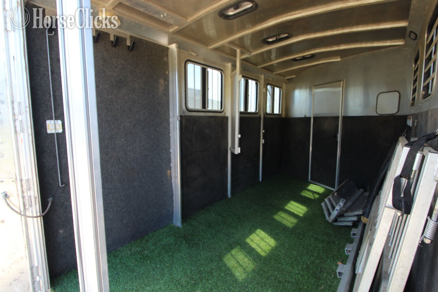 2006 Other Classic 3H w/6.5 LQ Gooseneck Horse Trailer Missouri