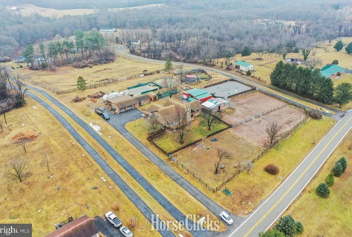 Turn Key Horse property in Hancock, MD - Farms in Maryland