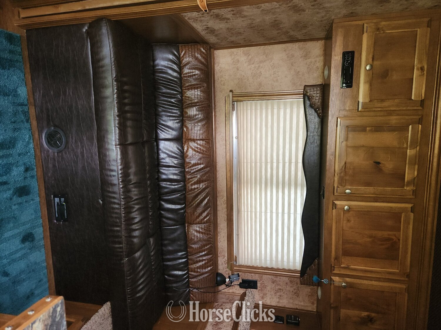 2016 Platinum Coach  Gooseneck Horse Trailer - Horse Trailers